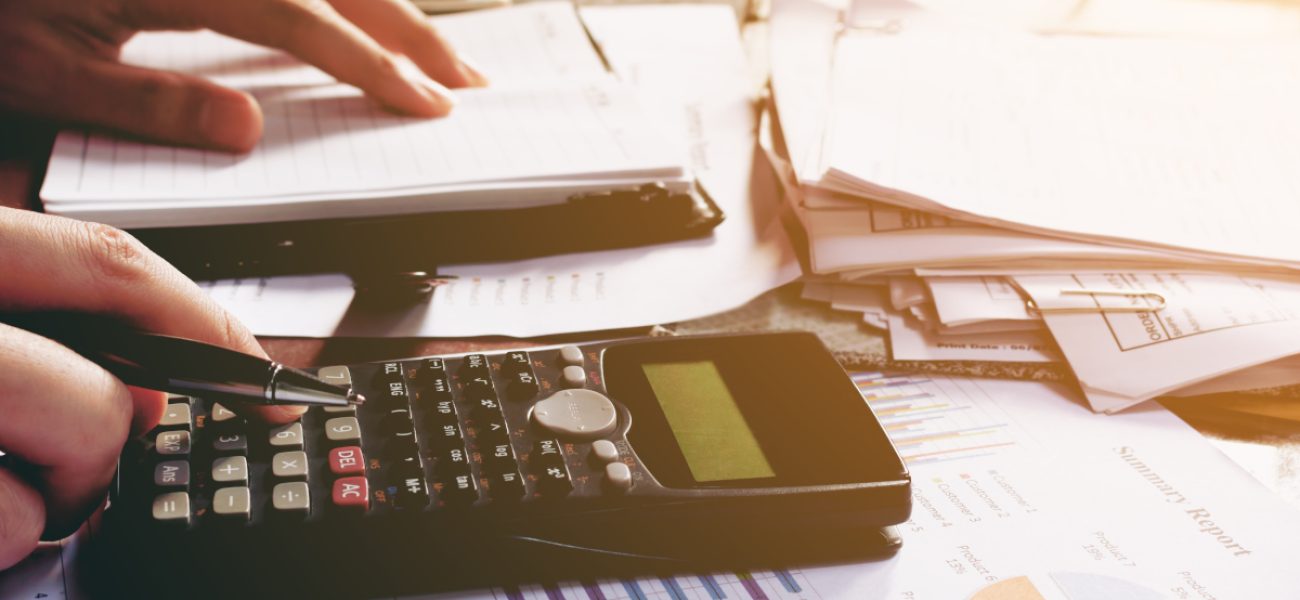 Close,Up,Man,Doing,Finance,And,Using,Calculator,In,Home